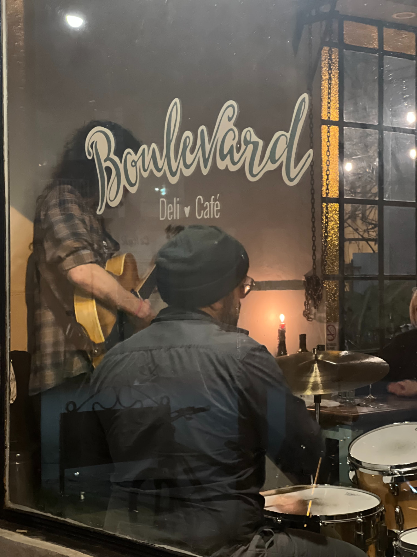 Música en vivo en el salón de Boulevard Deli Café, visto desde la vidriera